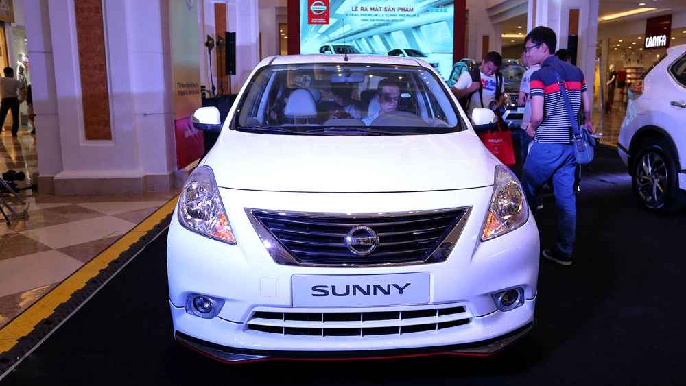 Nissan Sunny Premium S có cụm đèn đúng chất Nhật